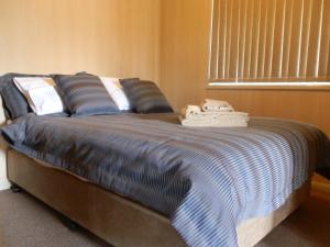 Ένα ή περισσότερα κρεβάτια σε δωμάτιο στο PepperTree Cabins, Kingaroy