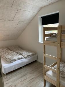 Säng eller sängar i ett rum på Lokk-Inn Apartments