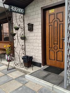 アルハンゲリスクにあるАпартаменты "Apart House"の鉢植え家の木戸