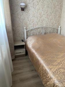 アルハンゲリスクにあるАпартаменты "Apart House"のベッドルーム1室(ベッド1台付)が備わります。壁紙を用いた内装です。