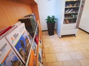 アウクスブルクにあるシティ ホステルの本棚と冷蔵庫が備わる部屋