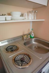 a stove top oven next to a sink in a kitchen at Thunderbird Motor Inn in Duncan