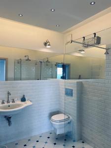 a bathroom with a toilet and a sink at Apartament Błękitny przy Latarni in Darłowo