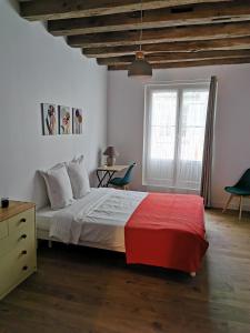 Un pat sau paturi într-o cameră la Maison de Ville au Cœur du Quartier Historique