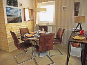 una sala da pranzo con tavolo e sedie di 4-ZIMMER-FERIENWOHNUNG DEICHWIESE -Westerland-Sylt - Garten - Terrasse - 3 Schlafzimmer - 2 - 5 Pers a Westerland