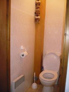 Bathroom sa Appartement L'Ecureuil 8 pers -Prox pistes et centre village-