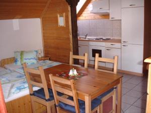 uma cozinha e sala de jantar com mesa e cadeiras em Pension Stoder em Hinterstoder