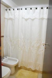 łazienka z białą zasłoną prysznicową i toaletą w obiekcie Carol 6 w mieście Salta