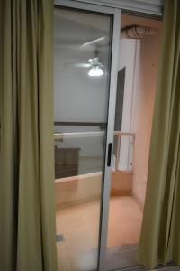 szklane drzwi w pokoju z oknem w obiekcie Carol 6 w mieście Salta