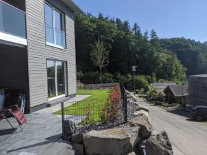 una recinzione di fronte a una casa con cortile di Ferienhaus Schieferterrasse - Waldsee Rieden - a Rieden