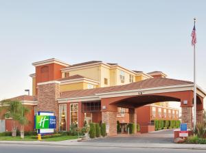 Un edificio de hotel con un cartel delante. en Holiday Inn Express- West Sacramento by IHG, en West Sacramento
