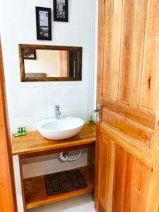 une salle de bain avec un lavabo et un miroir dans l'établissement Pousada Gianisella, à Bom Jardim da Serra 49 autres photos