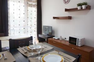uma sala de jantar com uma mesa com copos de vinho em Apartcomplex Sveti Vlas Victorio 2 em Sveti Vlas