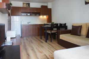 sala de estar con sofá, mesa y cocina en Apartcomplex Sveti Vlas Victorio 2 en Sveti Vlas
