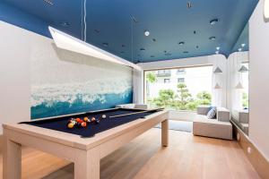 stół bilardowy w pokoju z niebieskim sufitem w obiekcie Marine by OneApartments w Gdańsku