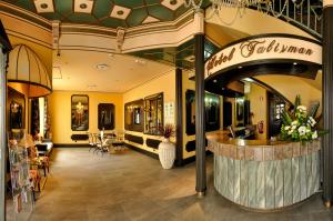 蓬塔德尔加达塔里斯曼酒店的一间位于房间中间的商店,有一间酒吧