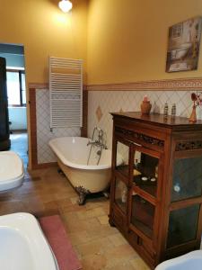 A bathroom at Il Casale degli Allori a 20 minuti dalla Riviera del Conero