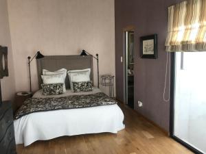 1 dormitorio con 1 cama grande y 4 almohadas en Les Chambres de l'Abbaye, en Marsella