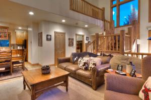 sala de estar con sofá y mesa en Cross Timbers 2706, en Steamboat Springs