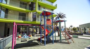 Ein Kinderspielbereich in der Unterkunft Maya Luxury Alezzi Beach Resort