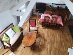 ein Wohnzimmer mit einem Tisch und Stühlen in der Unterkunft Welcome-to-Burgundy in Nuits-Saint-Georges