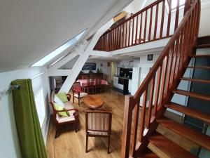 una vista aérea de una sala de estar con una escalera de caracol en Welcome-to-Burgundy, en Nuits-Saint-Georges