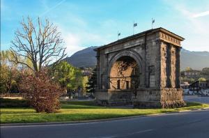 un arco de piedra al lado de una carretera en Appartamento Argento en Aosta