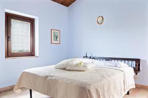 A bed or beds in a room at Il Casale degli Allori a 20 minuti dalla Riviera del Conero