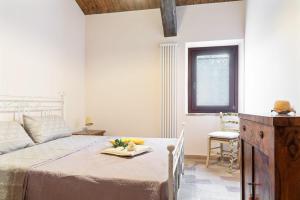 A bed or beds in a room at Il Casale degli Allori a 20 minuti dalla Riviera del Conero