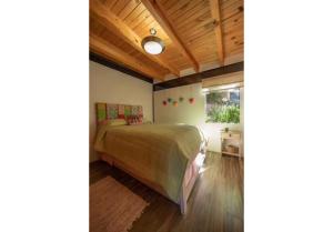 Un pat sau paturi într-o cameră la Luxurious & Modern Cabin in the Woods with Jacuzzi - Valle 1