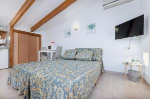 A bed or beds in a room at Venecia Apartments