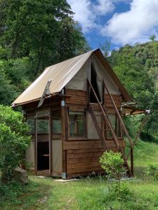 a cabin with a tarp on top of it at Camping Calme et Nature Iserand in Vion