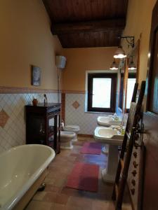 A bathroom at Il Casale degli Allori a 20 minuti dalla Riviera del Conero