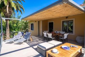 a patio with a table and chairs at MARILIA VILLAS LASSI in Lassi