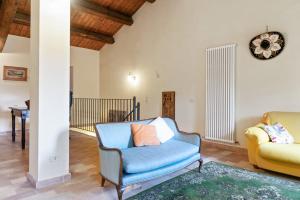 A seating area at Il Casale degli Allori a 20 minuti dalla Riviera del Conero
