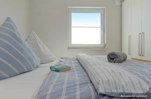 una camera con due letti con un libro e un peluche di Ferienwohnung Bug a Zinnowitz