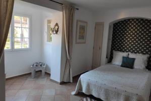 une chambre avec un lit et une fenêtre dans l'établissement Suite Tropézienne, à Saint-Tropez