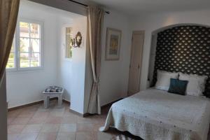 a bedroom with a bed and a window at Suite Tropézienne in Saint-Tropez