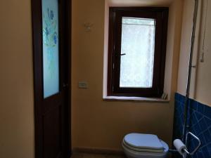 A bathroom at Il Casale degli Allori a 20 minuti dalla Riviera del Conero