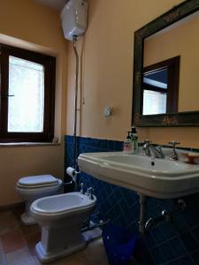 A bathroom at Il Casale degli Allori a 20 minuti dalla Riviera del Conero