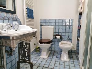 A bathroom at Il Casale degli Allori a 20 minuti dalla Riviera del Conero
