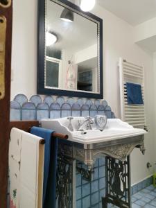 A kitchen or kitchenette at Il Casale degli Allori a 20 minuti dalla Riviera del Conero