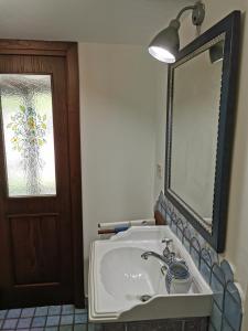 A bathroom at Il Casale degli Allori a 20 minuti dalla Riviera del Conero