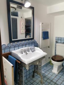 A bathroom at Il Casale degli Allori a 20 minuti dalla Riviera del Conero