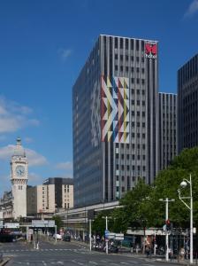 un grand bâtiment avec une fresque murale sur son côté dans l'établissement citizenM Paris Gare de Lyon, à Paris