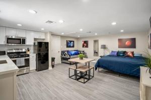a bedroom with a bed and a kitchen and a living room at Cosmic Studio at North Downtown in Houston