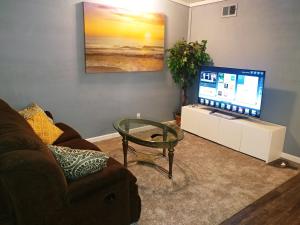 un soggiorno con divano e grande TV di Dolan Springs, Grand Canyon Skywalk a Dolan Springs