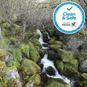 a sign that reads clean and safe next to a stream at Cota 1500 - Chalé 51 - Penhas da Saúde in Penhas da Saúde