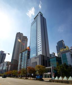 wysoki budynek w środku miasta w obiekcie Shilla Stay Dongtan w mieście Hwaseong