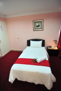 Postel nebo postele na pokoji v ubytování Puteri Ampang Hotel
